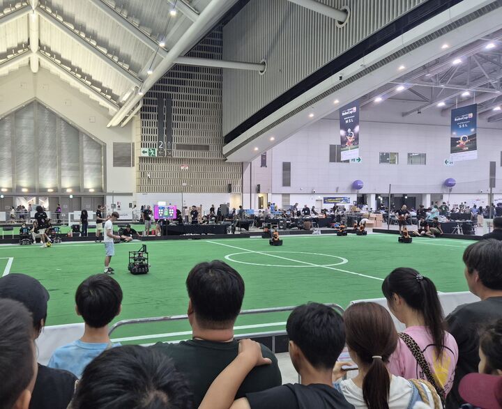 로봇축구장을 둘러싼 관람객