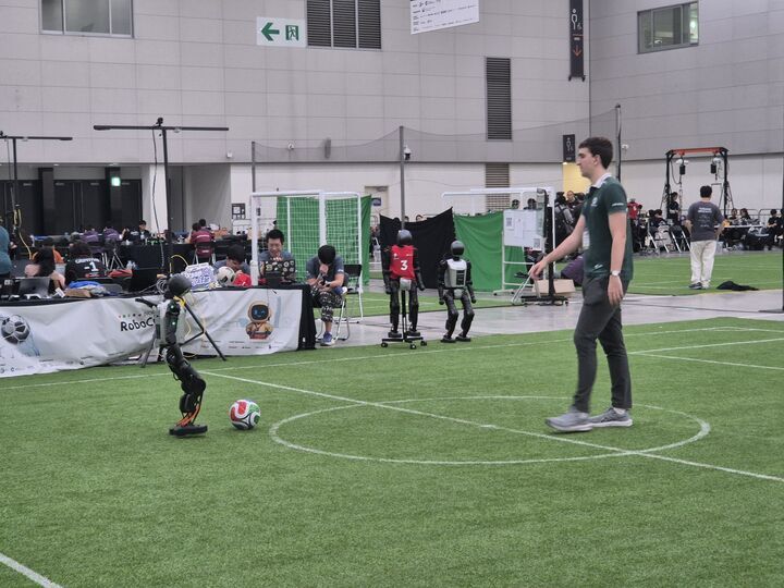 로봇과 축구 연습 중인 참가자