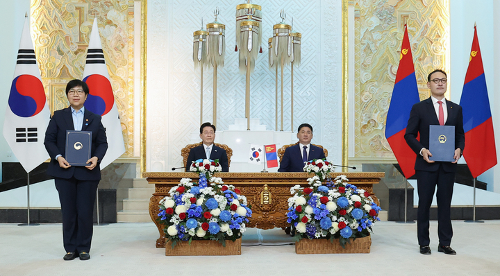 정은경 보건복지부 장관과 엥흐바야르 바트쇼가르 몽골 보건부 장관이 9일(현지시간) 울란바타르 정부청사에서 이재명 대통령과 오흐나 후렐수흐 몽골 대통령이 임석한 가운데 보건의료 및 의학 분야 협력을 위한 양해각서(MOU)를 체결한 뒤 기념촬영을 하고 있다. 2026.7.9 (사진=저작권자(c) 연합뉴스, 무단 전재-재배포 금지)