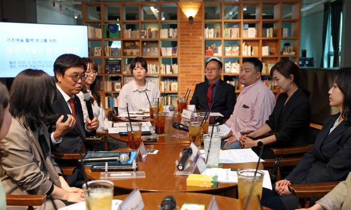 최휘영 문화체육관광부 장관이 16일 서울 종로구 예술가의집에서 청년 예술인들과 간담회를 하고 있다. (문화체육관광부 제공. 재판매 및 DB 금지) 2026.4.1. (ⓒ뉴스1, 무단 전재-재배포 금지)