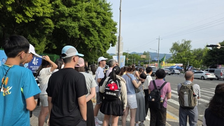 축제를 보러 온 대만 관광객들. 본인 촬영