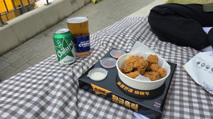치킨과 음료, 맥주를 구매하여 잔디 계단에 자리를 잡았다. 본인 촬영