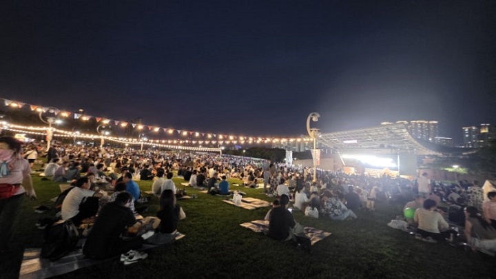 두류공원 야외음악당에 돗자리를 펴고 공연을 관람하는 사람들. 본인 촬영