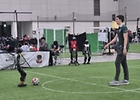 로봇과 축구 연습 중인 참가자