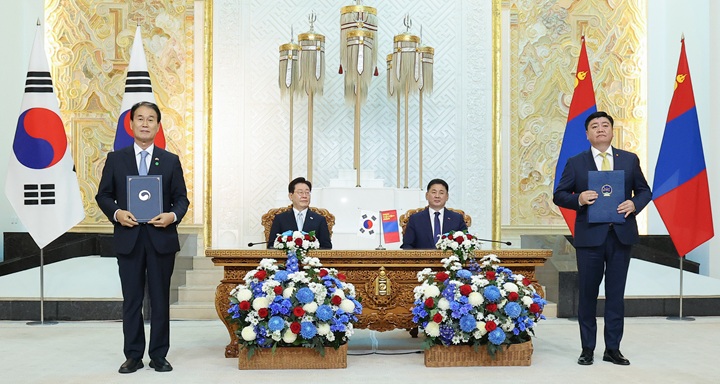 권오을 국가보훈부 장관과 첸드 산닥어치르 몽골 환경기후변화부 장관이 9일(현지시간) 울란바타르 정부청사에서 이재명 대통령과 오흐나 후렐수흐 몽골 대통령이 임석한 가운데 이태준 기념공원 보존·관리 및 방문 활성화를 위한 상호협력 양해각서(MOU)를 체결한 뒤 기념촬영을 하고 있다. 2026.7.9(ⓒ뉴스1, 무단 전재-재배포 금지)