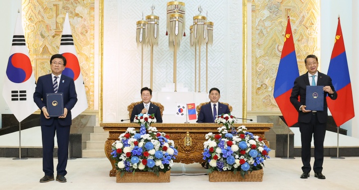 최교진 교육부 장관과 롭상체렌 엥흐암갈랑 몽골 교육부 장관이 9일(현지시간) 울란바타르 정부청사에서 이재명 대통령과 오흐나 후렐수흐 몽골 대통령이 임석한 가운데 교육 분야 협력을 위한 양해각서(MOU)를 체결한 뒤 기념촬영을 하고 있다. 2026.7.9. (ⓒ뉴스1, 무단 전재-재배포 금지)