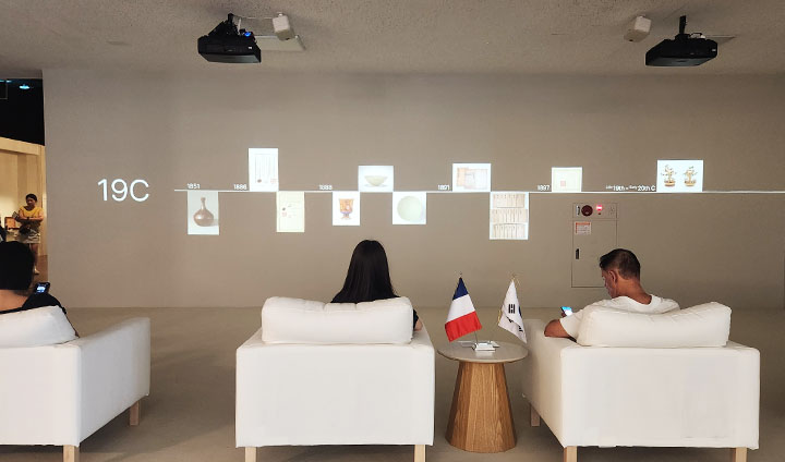 입구에서 만나볼 수 있는 한국-프랑스 교류의 역사 영상. 많은 관람객들이 편안히 앉아 관람하고 있었다. (본인촬영)