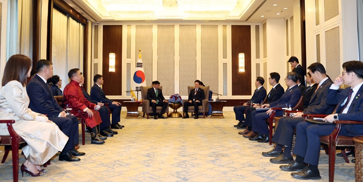 몽골을 국빈 방문 중인 이재명 대통령이 10일(현지시간) 울란바타르 한 호텔에서 산닥 뱜바척트 국회의장과 환담하고 있다. 2026.7.10 (ⓒ뉴스1, 무단 전재-재배포 금지)