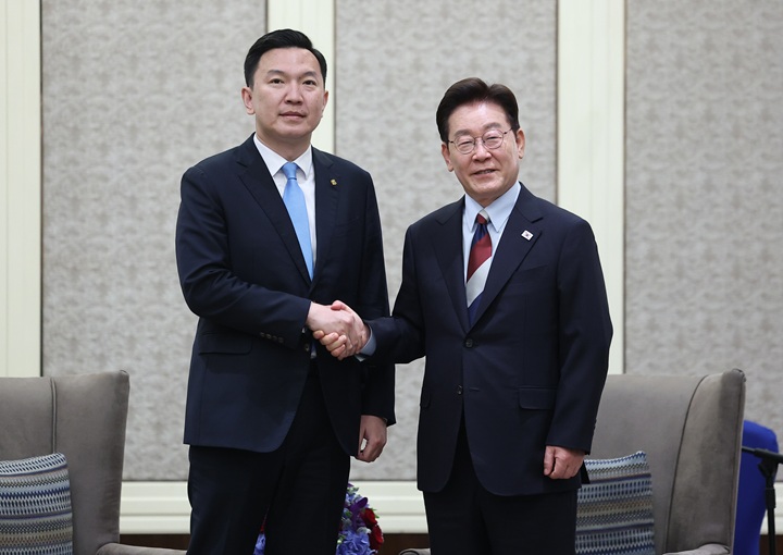 몽골을 국빈 방문 중인 이재명 대통령이 10일(현지시간) 울란바타르 한 호텔에서 냠오소르 오츠랄 총리와 악수하고 있다. 2026.7.10 (ⓒ뉴스1, 무단 전재-재배포 금지)