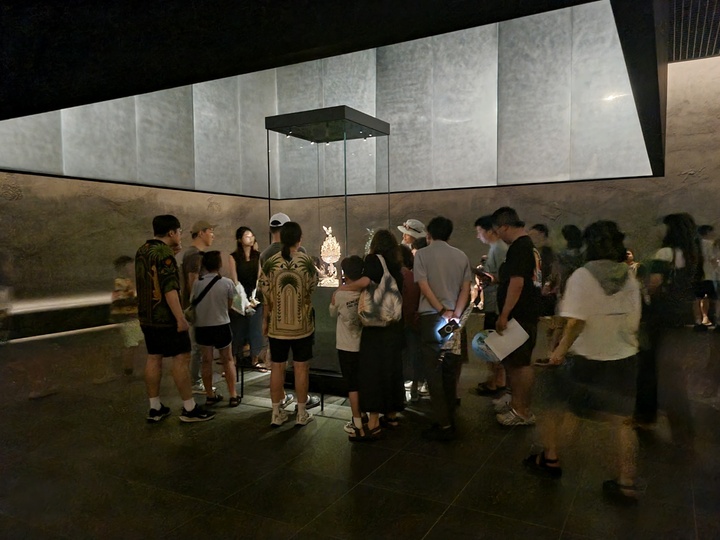 백제금동대향로 구경중인 시민들 (본인촬영)