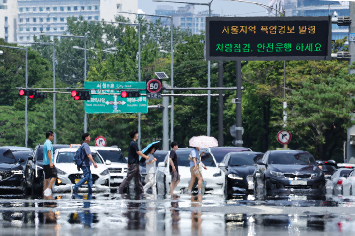 서울 한낮 기온이 35도까지 오르며 무더운 날씨를 보인 12일 서울 영등포구 여의대로에 아지랑이가 피어오르고 있다. 2026.7.12 (사진=저작권자(c) 연합뉴스, 무단 전재-재배포 금지)