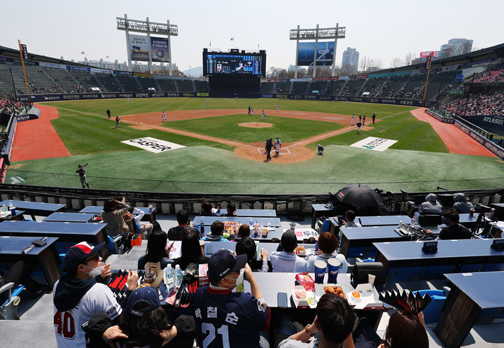 2일 서울 잠실야구장에서 열린 2022 KBO 프로야구 두산 베어스와 한화 이글스의 경기에서 관중들이 음식을 먹으며 응원하고 있다. 2022.4.2 (사진=저작권자(c) 연합뉴스, 무단 전재-재배포 금지)