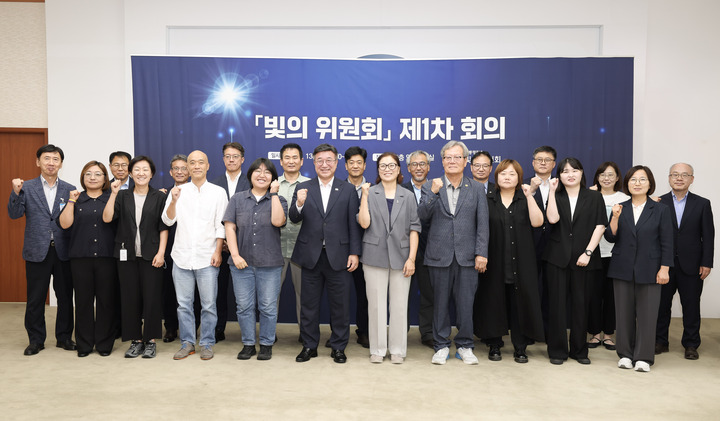 윤호중 행정안전부 장관이 13일 오전 서울 종로구 정부서울청사에서 열린 '빛의 위원회' 제1차 본회의를 마친 뒤 박미경 위원장을 비롯한 위원들과 기념촬영을 하고 있다. 2026.7.13 (사진=행정안전부)