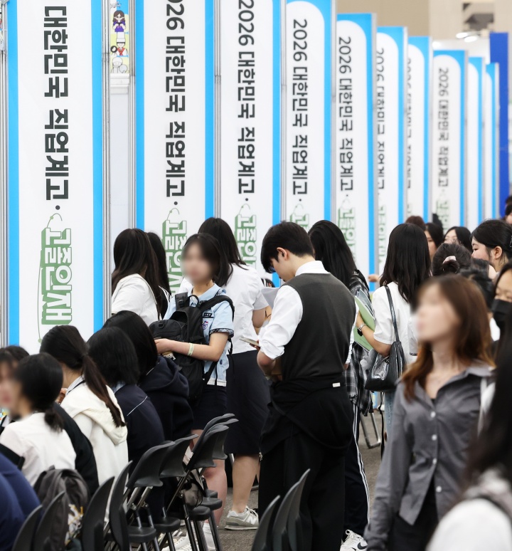 경기도 고양시 킨텍스에서 열린 '2026 대한민국 직업계고 고졸인재 채용엑스포'에서 학생들이 채용부스를 둘러보고 있다. 2026.6.10. (ⓒ뉴스1, 무단 전재-재배포 금지)