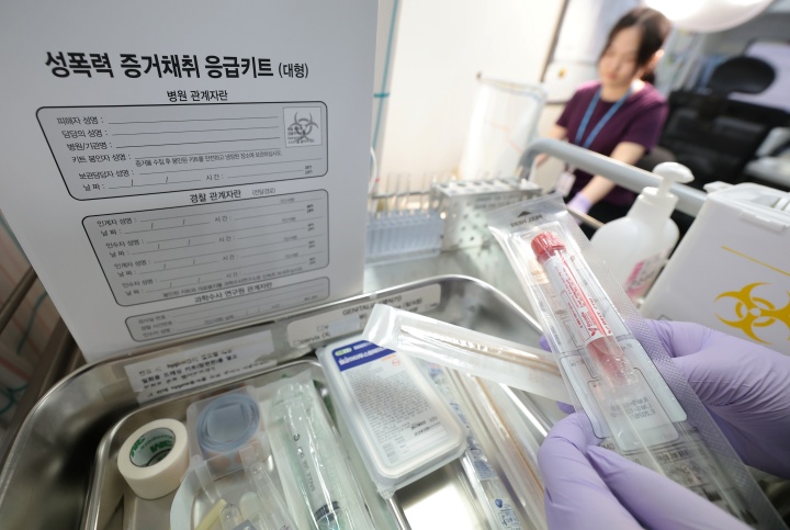 서울 종로구 서울해바라기센터(서울대학교병원 본관)에서 열린 언론 공개 행사에서 관계자들이 성폭력 피해자 지원 시스템과 성폭력 응급키트 사용 절차를 시연하고 있다. 2026.7.12 (ⓒ뉴스1, 무단 전재-재배포 금지)