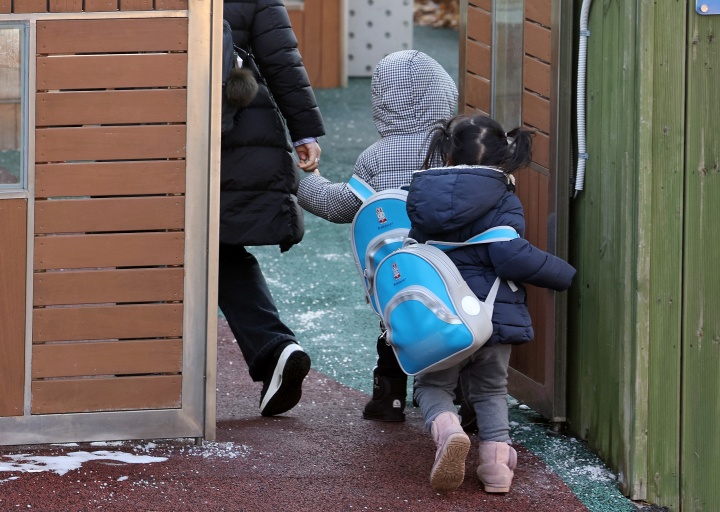 서울시내 한 어린이집에서 어린이들이 등원하고 있다. 2025.2.11 (ⓒ뉴스1, 무단 전재-재배포 금지)