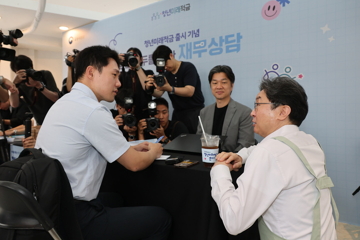 이억원 금융위원장이 청년미래적금 출시 첫날인 22일 서울 성동구 뚝섬역사거리 인근에서 재무상담을 받는 청년과 대화를 나누고 있다. 사진은 기사와 직접 관련 없음. 2026.6.22 (사진=저작권자(c) 연합뉴스, 무단 전재-재배포 금지)