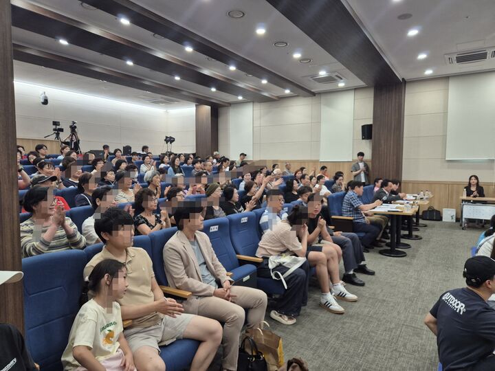 노래자랑 경연에 호응하는 방청객(본인 촬영)