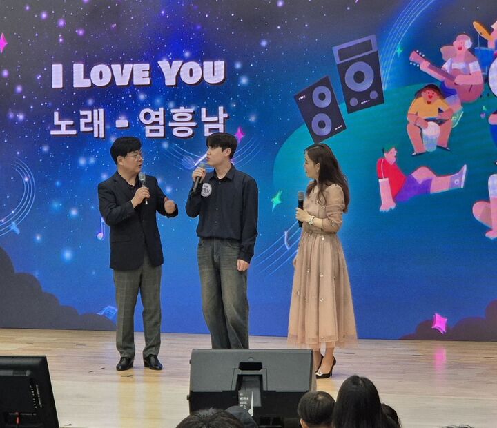 사회자와 참가자의 인터뷰 장면(본인 촬영)