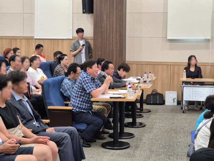 심사위원들의 심사평 장면(본인 촬영)