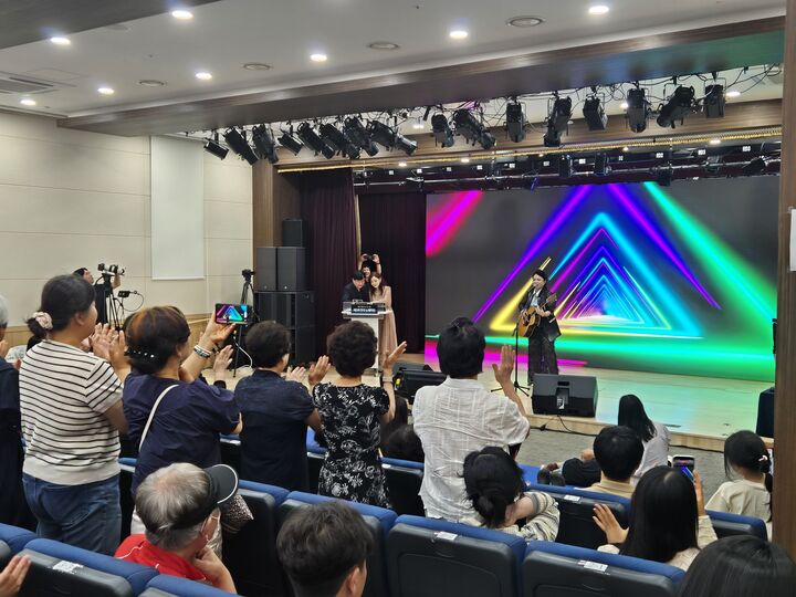 축하공연과 호응하는 방청객(본인 촬영)