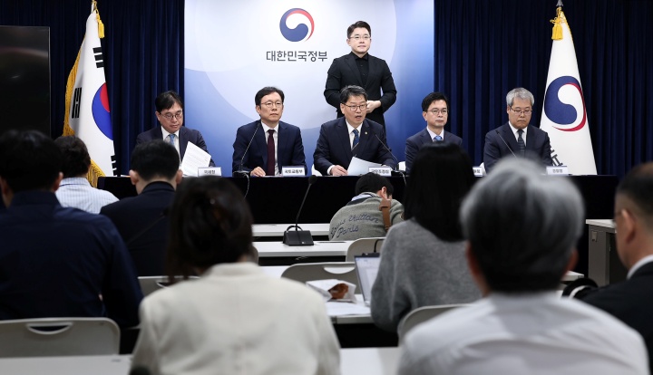 김용수 국무조정실 국무2차장(가운데)이 지난해 10월 30일 서울 종로구 정부서울청사에서 열린 부동산 불법행위 대응 관계 부처 합동 브리핑에서 부동산 불법행위 대응 경과 및 향후 계획 등을 발표하고 있다. 2025.10.30. (ⓒ뉴스1, 무단 전재-재배포 금지)
