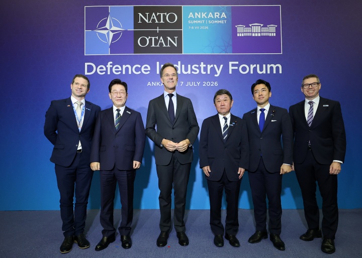 이재명 대통령과 마르크 뤼터 북대서양조약기구(NATO&middot;나토) 사무총장이 7일(현지시간) 튀르키예 앙카라 컨벤션센터에서 열린 NATO 사무총장-IP4 소인수 회담을 마친 뒤 참석자들과 기념촬영을 하고 있다. 왼쪽부터 크리스 펭크 뉴질랜드 국방장관, 이재명 대통령, 마르크 뤼터 NATO 사무총장, 모테기 토시미쓰 일본 외무대신, 고이즈미 신지로 일본 방위대신, 팻 콘로이 방위산업부 장관. 2026.7.7 (ⓒ뉴스1, 무단 전재-재배포 금지)