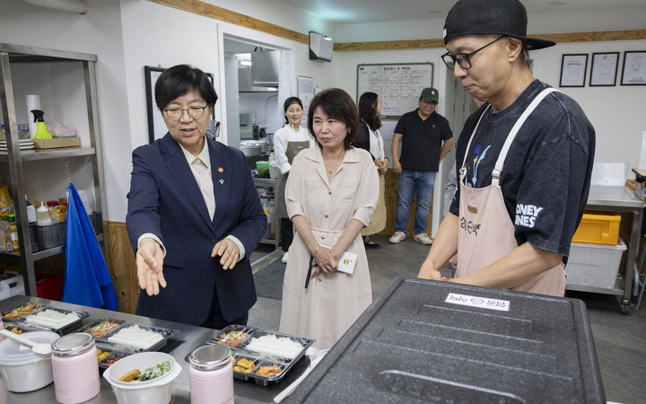 정은경 보건복지부 장관이 11일 서울 영등포지역자활센터를 방문하여, 올해 5월부터 시행 중인 청년자립도전 자활사업단 개선방안의 추진 상황을 점검하였다. 2026.6.11 (사진=보건복지부)