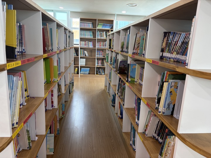 군산 금빛초등학교 라온도서관 내부 (본인촬영)