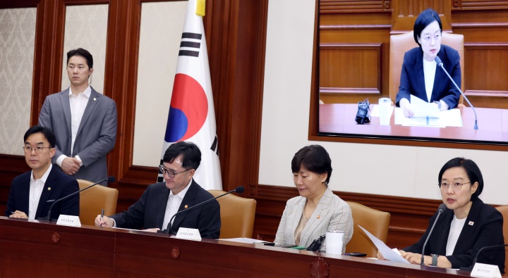 한성숙 국무총리가 15일 오전 서울 종로구 세종대로 정부서울청사에서 열린 제15차 비상경제점검회의에서 모두 발언을 하고 있다. 2026.7.15. (ⓒ뉴스1, 무단 전재-재배포 금지)