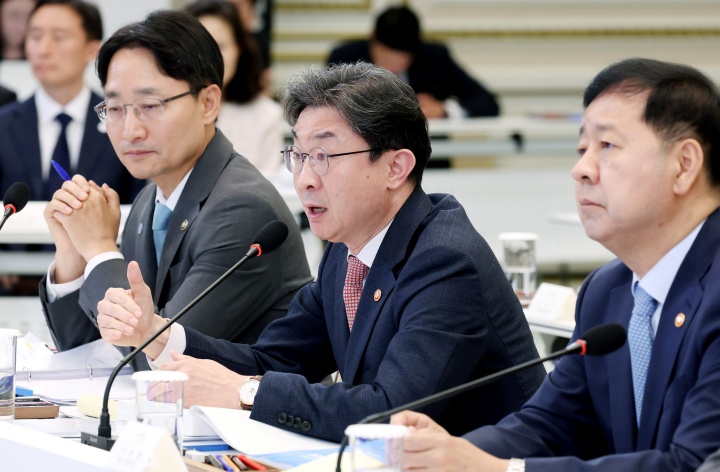 이억원 금융위원장이 15일 청와대 영빈관에서 열린 업무보고에서 이재명 대통령 질의에 답변하고 있다. 2026.7.15 (ⓒ뉴스1, 무단 전재-재배포 금지)