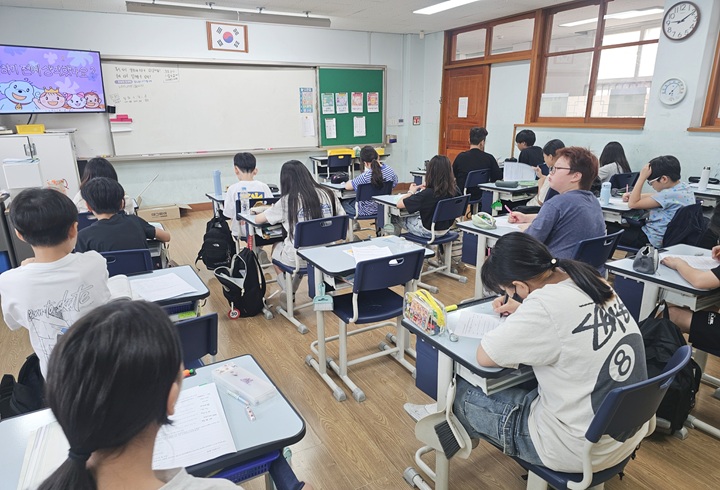 퀴즈를 풀고 있는 학생들 (본인 촬영)