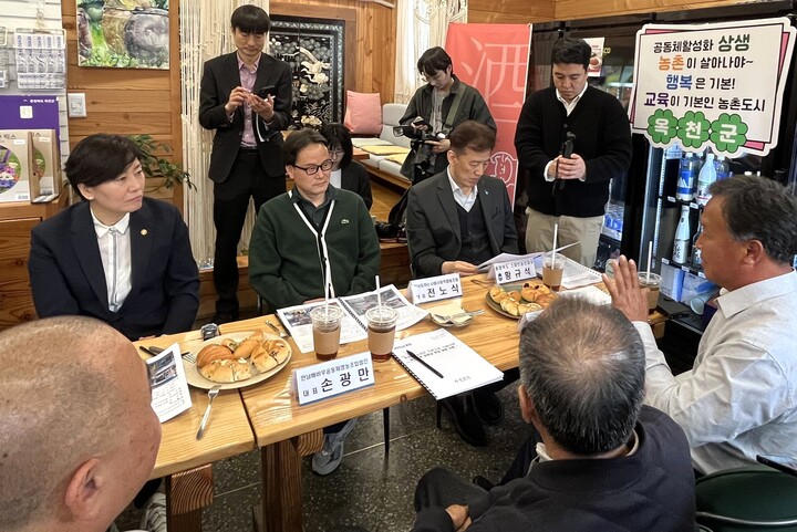 송미령 농림축산식품부 장관이 1일 농어촌기본소득 시범지역인 충북 옥천군을 찾아 사회적경제조직 조합원들과 대화하고 있다. 2026.4.1 (사진=저작권자(c) 연합뉴스, 무단 전재-재배포 금지)