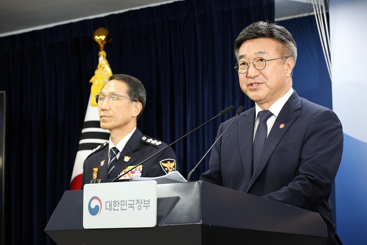 윤호중 행정안전부 장관이 16일 오후 서울 종로구 정부서울청사에서 경찰 수사 내부비리 근절 및 민주적 통제 강화 방안을 발표하고 있다. 2026.7.16 (사진=행정안전부)