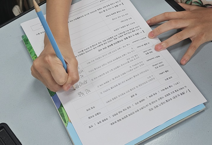 퀴즈를 풀고 있는 학생 (본인 촬영)