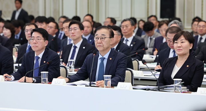 16일 청와대 영빈관에서 열린 이재명 대통령 주재 부처 업무보고에 장관들이 참석해 있다. 오른쪽부터 송미령 농림축산식품부 장관, 김윤덕 국토교통부 장관, 황종우 해양수산부 장관.(사진=저작권자(c) 연합뉴스, 무단 전재-재배포 금지)