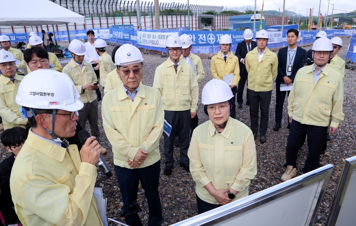 한성숙 국무총리와 김윤덕 국토교통부 장관이 9일 경기도 고양시 덕양구 고양창릉지구를 방문해 3기 신도시 추진 상황 브리핑을 듣고 있다. 2026.7.9. (ⓒ뉴스1, 무단 전재-재배포 금지)
