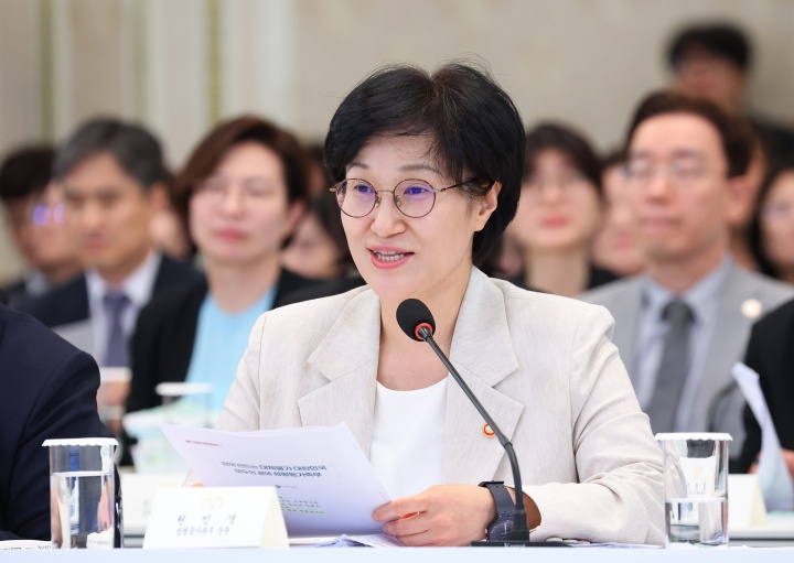 원민경 성평등가족부 장관이 16일 청와대 영빈관에서 열린 보건복지부, 식품의약품안전처, 성평등가족부, 국민권익위원회 2차 업무보고에서 보고를 하고 있다. 2026.7.16 (ⓒ뉴스1, 청와대통신사진기자단, 무단 전재-재배포 금지)