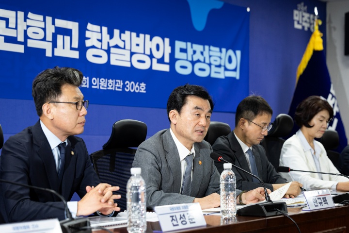 안규백 국방부 장관이 16일 서울 여의도 국회 의원회관에서 열린 스마트강군 육성, 국군사관학교 창설방안 당정협의에서 모두 발언을 하고 있다. 2026.7.16 (ⓒ뉴스1, 무단 전재-재배포 금지)