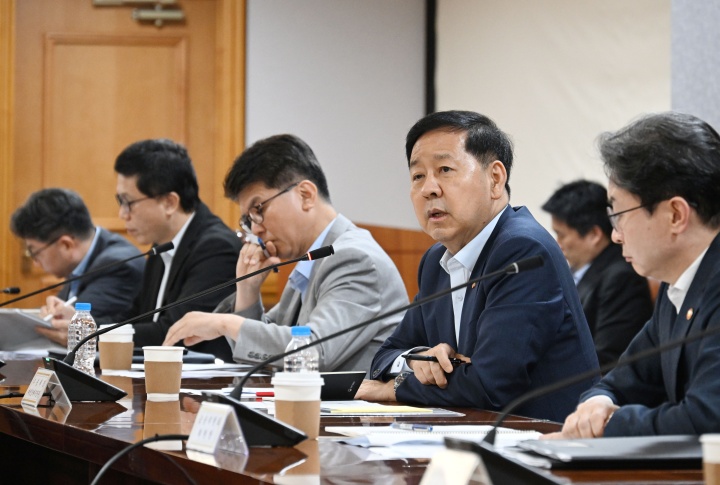 구윤철 부총리 겸 재정경제부 장관이 16일 서울 중구 은행연합회에서 열린 시장상황 점검회의를 주재하고 있다. 2026.7.16 (ⓒ뉴스1, 재정경제부 제공, 무단 전재-재배포 금지)