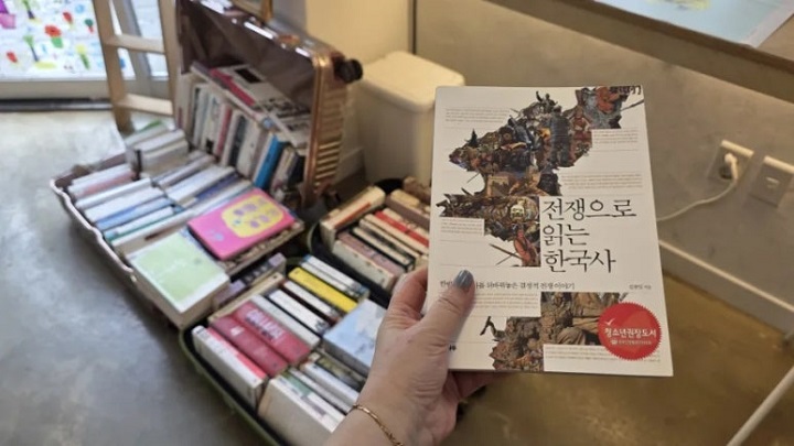 방문한 서점에서 책을 두 권 구매했다. 본인 촬영