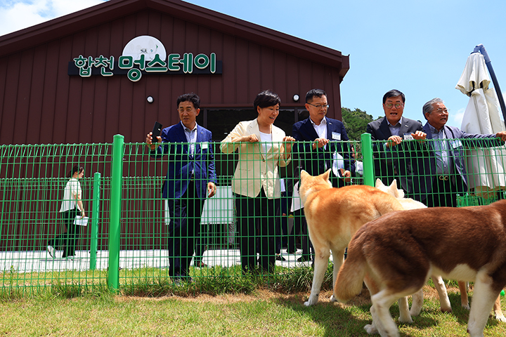 송미령 농식품부 장관이 20일 합천 멍스테이 반려견 놀이터 현장을 방문해 살펴보고 있다.(사진=농식품부 제공)