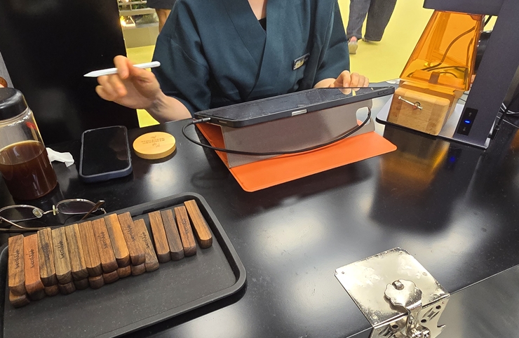 구매 기념 사은품으로 줄 전통 각인 도장을 꼼꼼하게 만들고 있다.(본인촬영)