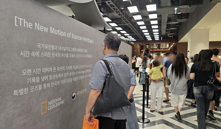 반짝 매장 벽면에 적힌 문구를 찬찬히 읽어보는 시민. (본인촬영)