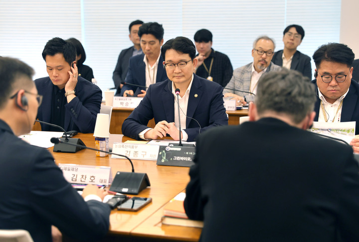 농림축산식품부 김종구 차관이 경기 수원시 CJ블로썸파크에서 관계자들과 대화를 나누고 있다. 2026.7.20 (사진=농림축산식품부)