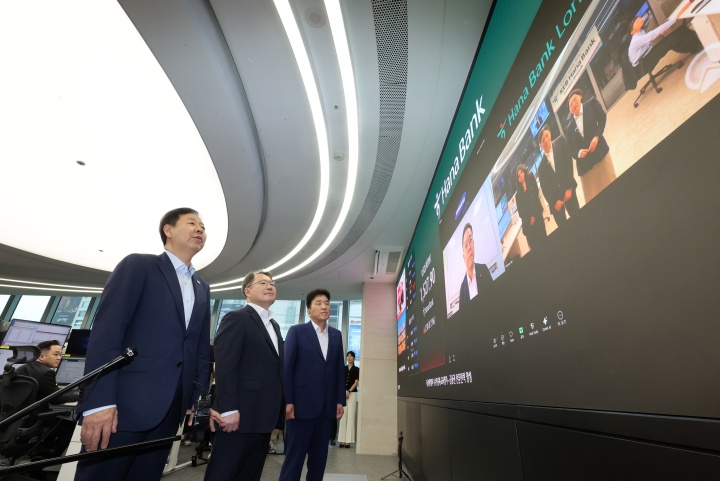 구윤철 경제부총리 겸 재정경제부 장관과 권민수 한국은행 부총재보, 함영주 하나금융 회장이 6일 오전 서울 중구 하나은행 딜링룸을 방문해 삼성전자 재경팀, 하나은행 런던 지점과 화상으로 외환시장 24시간 거래와 관련한 대화를 나누고 있다. 2026.7.6 (ⓒ뉴스1, 공동취재, 무단 전재-재배포 금지)