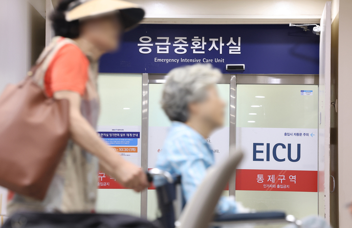 10일 오전 서울 시내 한 대형병원 응급 중환자실 앞에서 내원객들이 기다리고 있다. 2024.9.10 (사진=저작권자(c) 연합뉴스, 무단 전재-재배포 금지)