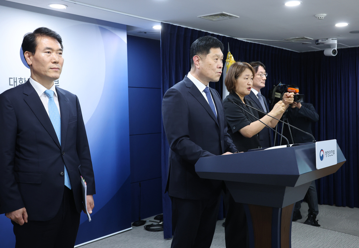 21일 서울 종로구 정부서울청사에서 김영수 행정안전부 의정관이 부적절한 정부포상 취소 관련 합동 브리핑을 하고 있다. 12·12 군사반란, 5·18 민주화운동 진압 및 당시 비상계엄 유공 등의 공적으로 불법·부당하게 서훈된 무공훈·포장 취소를 추진한다. 2026.7.21 (사진=저작권자(c) 연합뉴스, 무단 전재-재배포 금지)