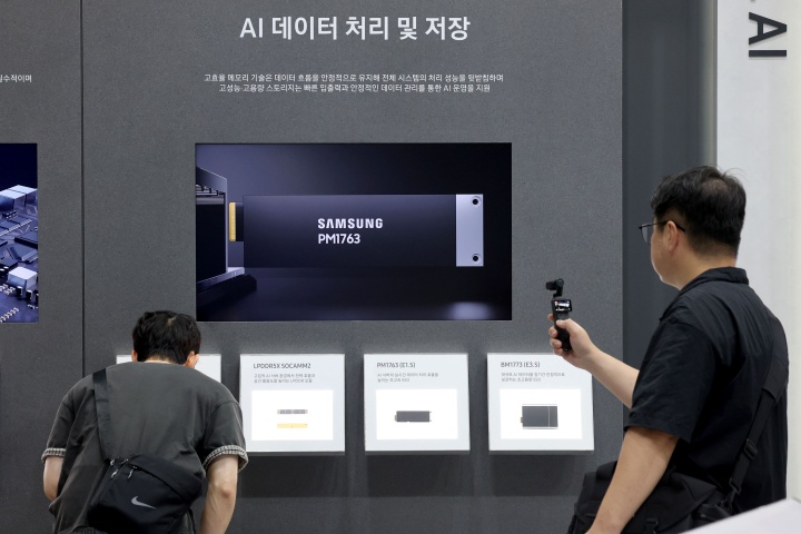 경기 고양시 일산 킨텍스에서 열린 '나노코리아 2026'을 찾은 관람객이 삼성전자 부스에서 AI 데이터센터에 적용되는 메모리 제품을 살펴보고 있다. 2026.7.8 (ⓒ뉴스1, 무단 전재-재배포 금지)