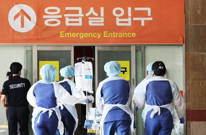 4일 군의관 3명이 배치되는 경기도 수원시 아주대병원에서 의료진이 분주하게 움직이고 있다. 2024.9.4 (사진=저작권자(c) 연합뉴스, 무단 전재-재배포 금지)